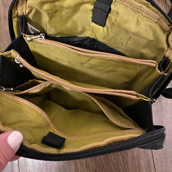 BAGGALLINI black nylon bag. Crossbody or shoulder bag, great condition. - Picture 5 of 5